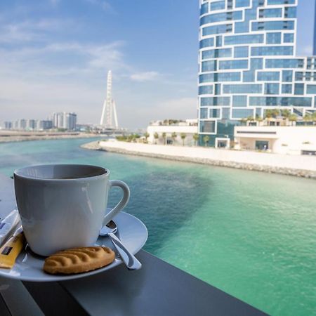 Waves Holiday Home - Waterfront Apartment With Breathtaking Sea Views Дубай Екстериор снимка