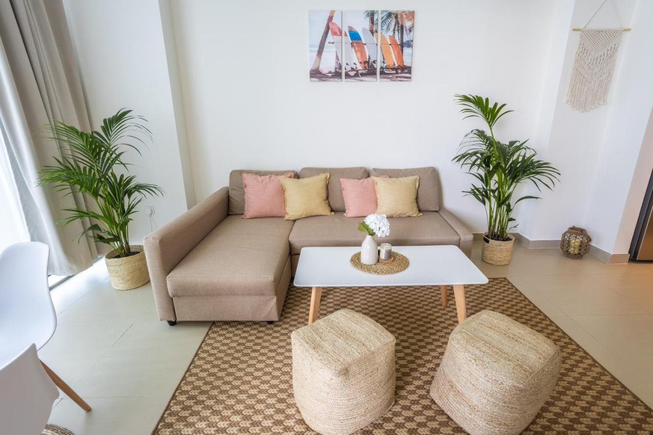 Waves Holiday Home - Waterfront Apartment With Breathtaking Sea Views Дубай Екстериор снимка