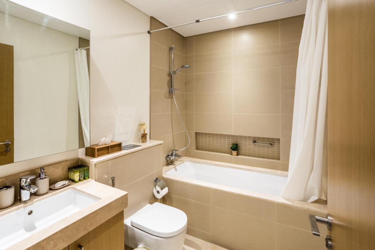 Waves Holiday Home - Waterfront Apartment With Breathtaking Sea Views Дубай Екстериор снимка
