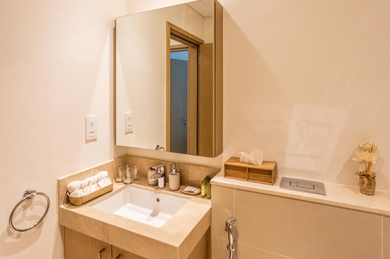 Waves Holiday Home - Waterfront Apartment With Breathtaking Sea Views Дубай Екстериор снимка