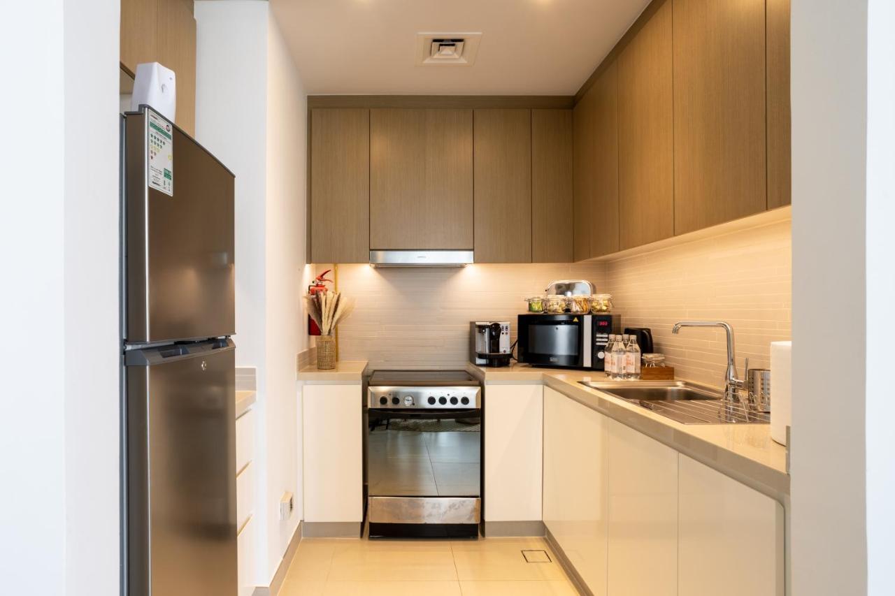 Waves Holiday Home - Waterfront Apartment With Breathtaking Sea Views Дубай Екстериор снимка