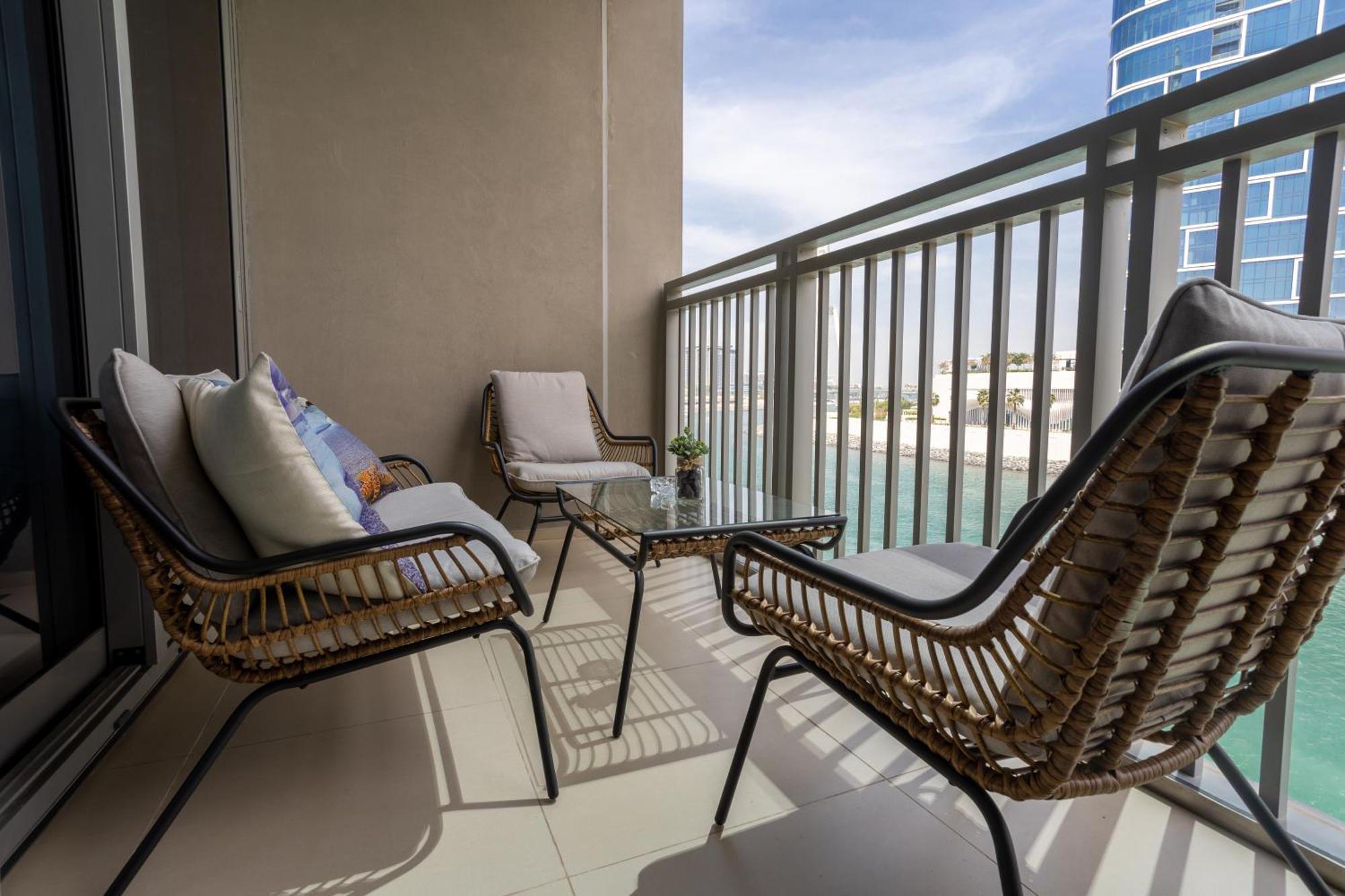 Waves Holiday Home - Waterfront Apartment With Breathtaking Sea Views Дубай Екстериор снимка